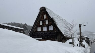 まるで日本昔話。真冬の白川郷合掌造り集落に日本の故郷を感じる。